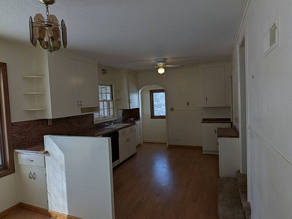 4th image of 828 Main St