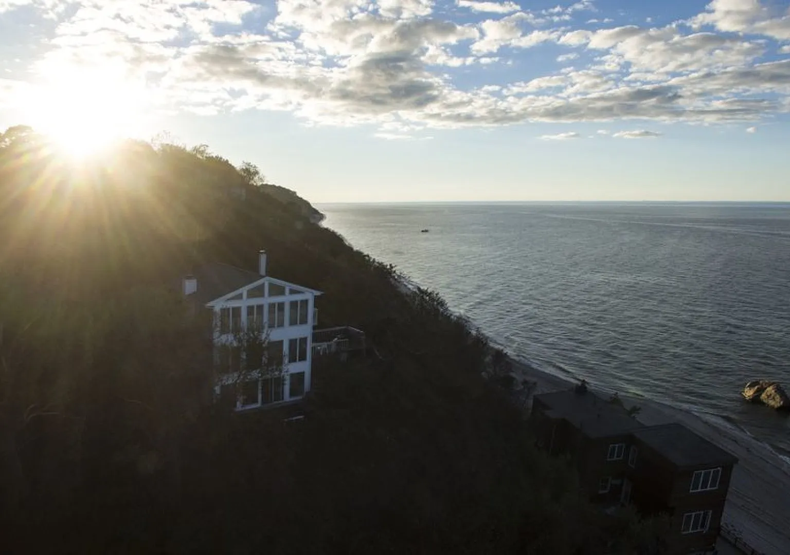 Panoramic Water Views of Long Island Sound, Easy Access to Beach — Photo 3