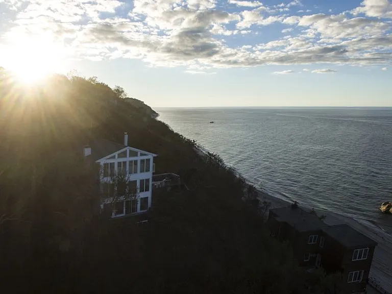 126 Cliff Rd E — Photo 3