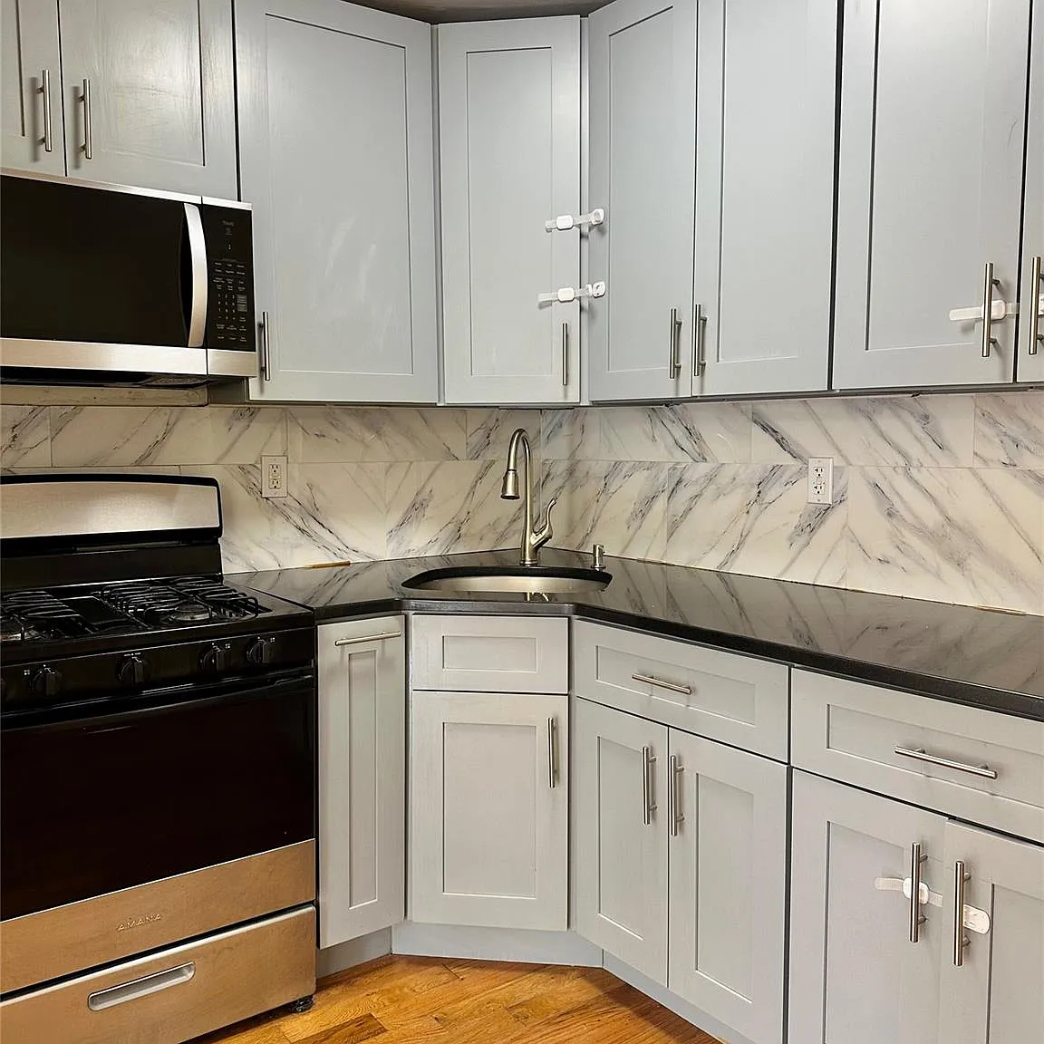 3 bed, 1.0 bath, 900 sqft, $3,350 — Photo 4
