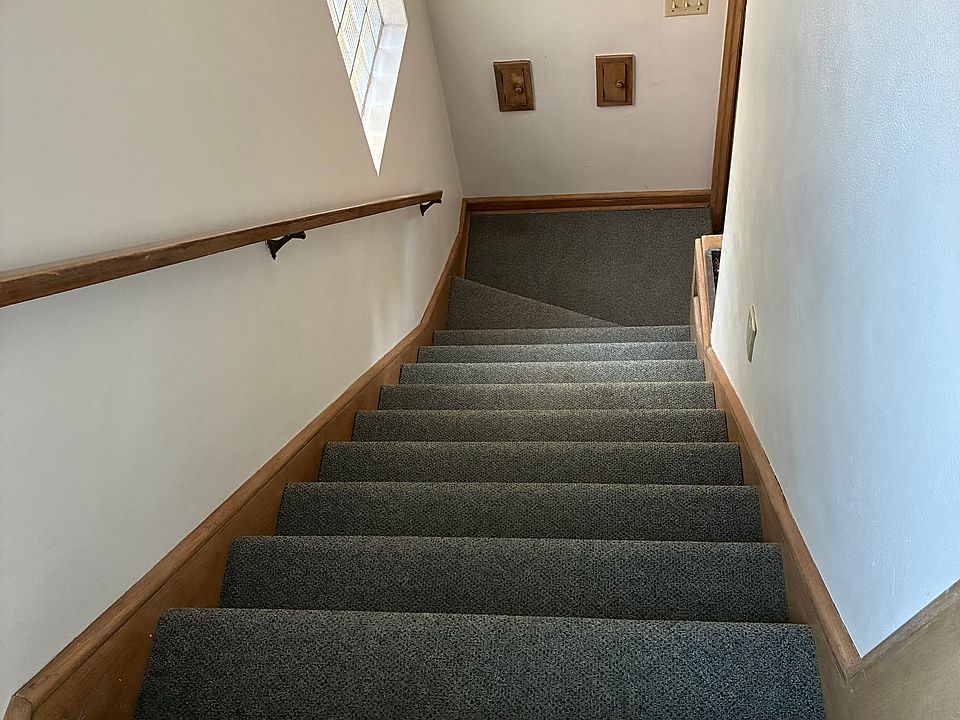 Carpeted front stairwell