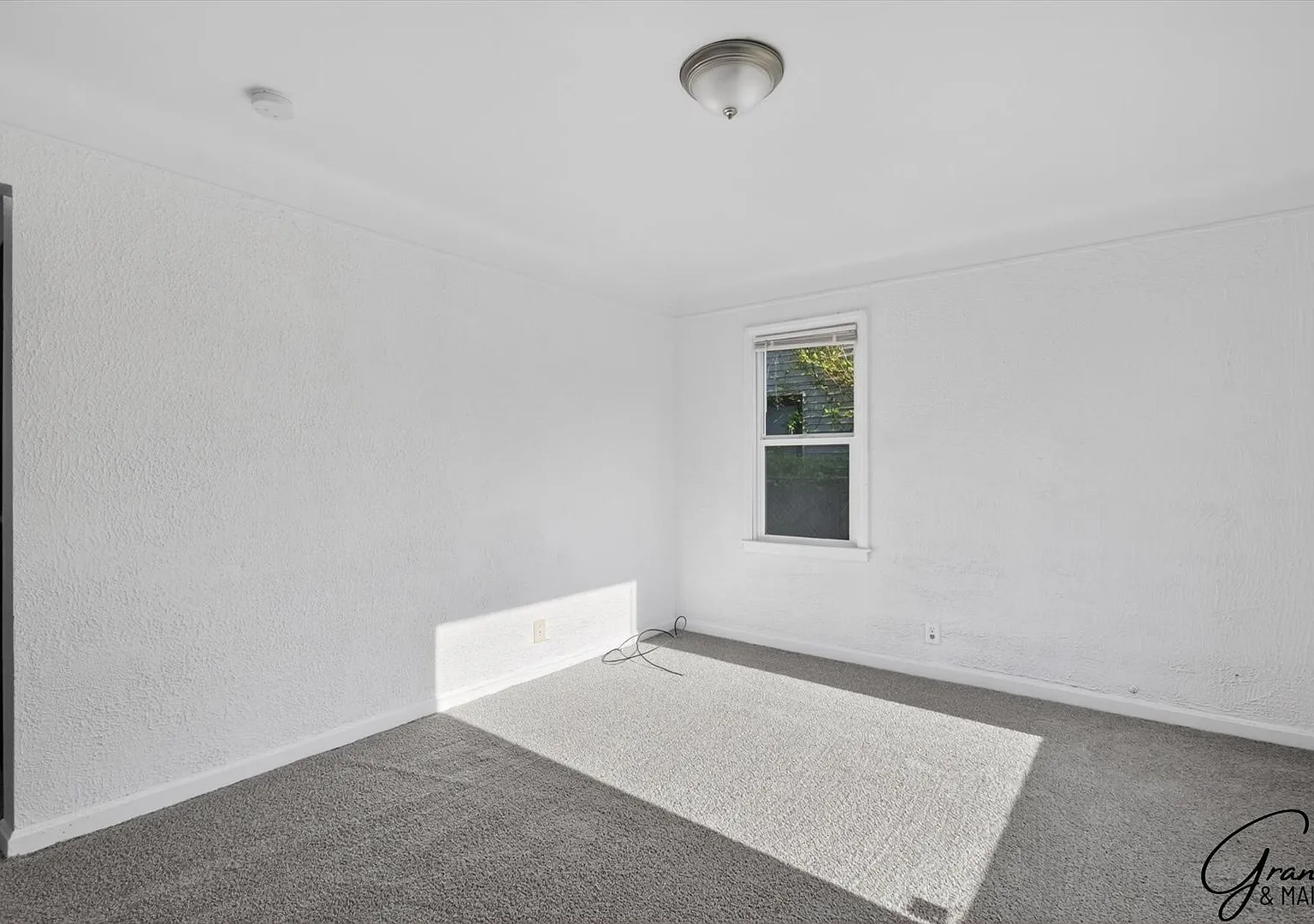 $1250 3 bed Bungalow — Photo 3