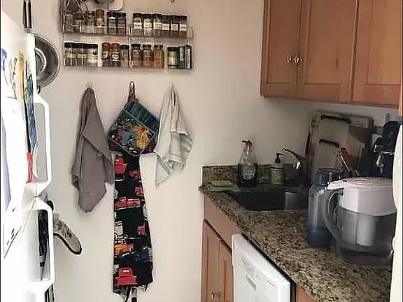 5th image of 226 W 21st St APT 4R