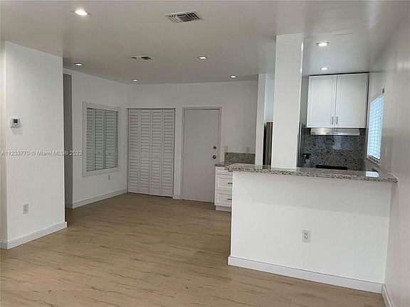 5th image of 345 Collins Ave APT 8