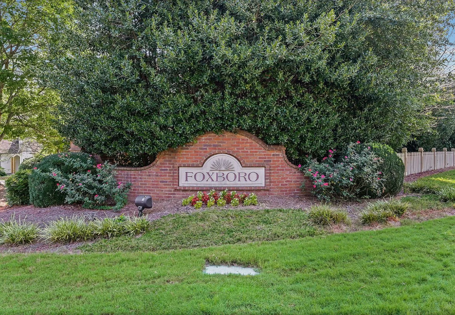 3 bed, 2.5 bath, 2331 sqft, $3,500 — Photo 2