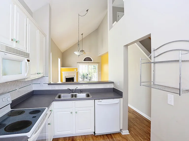 915 Cinnamon Dr — Photo 7