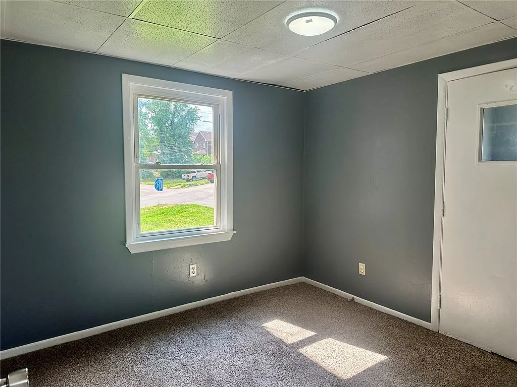 3 bed, $1,050 — Photo 4