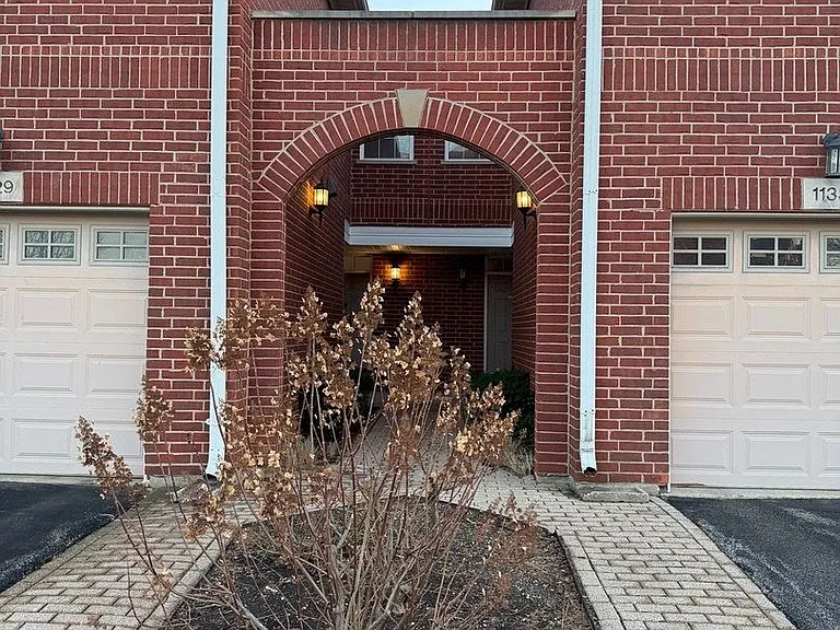 1137 Brent Rd — Photo 2