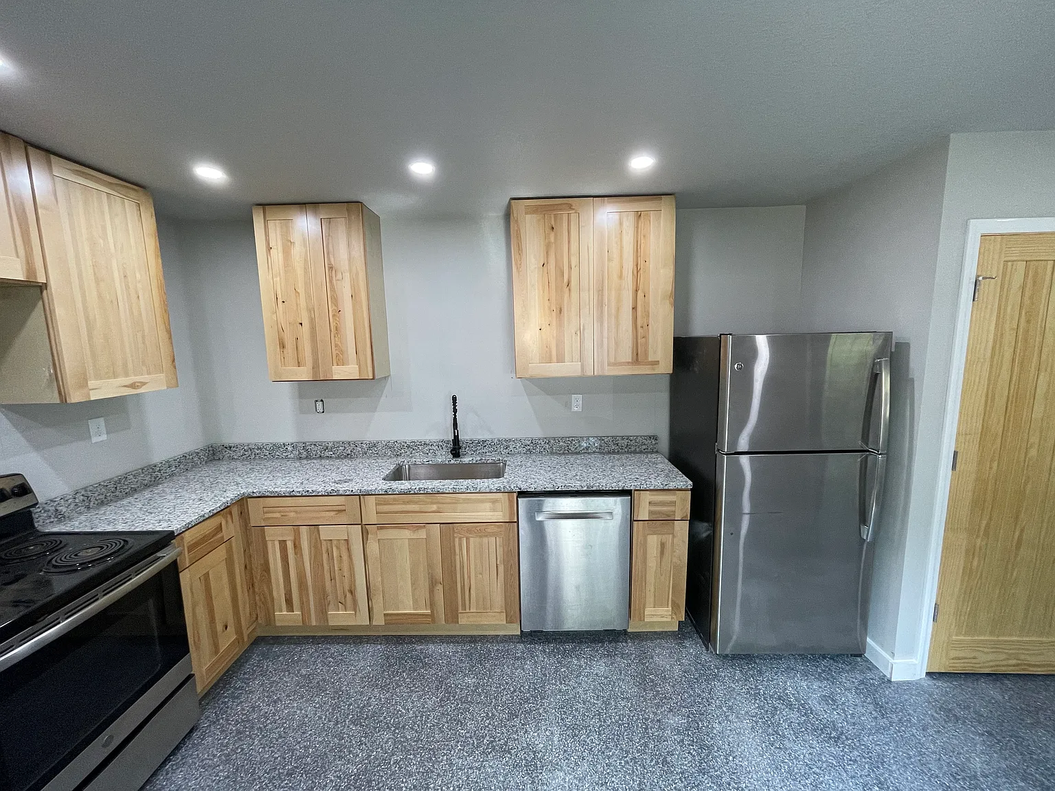 3 bed, 1000 sqft, $1,600 — Photo 2