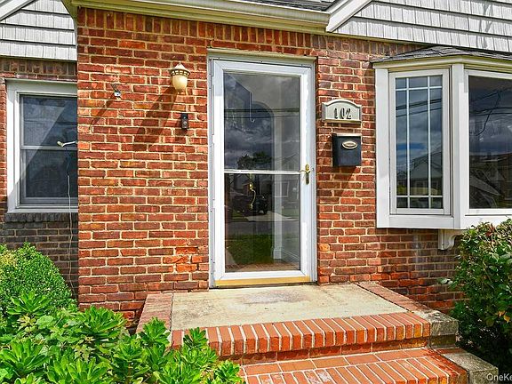 4th image of 102 Roxbury Road