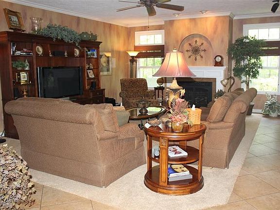 2nd image of 1300 Leaf Tree Ln
