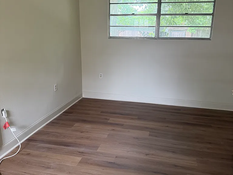 542 Glenmore Ave #A — Photo 3
