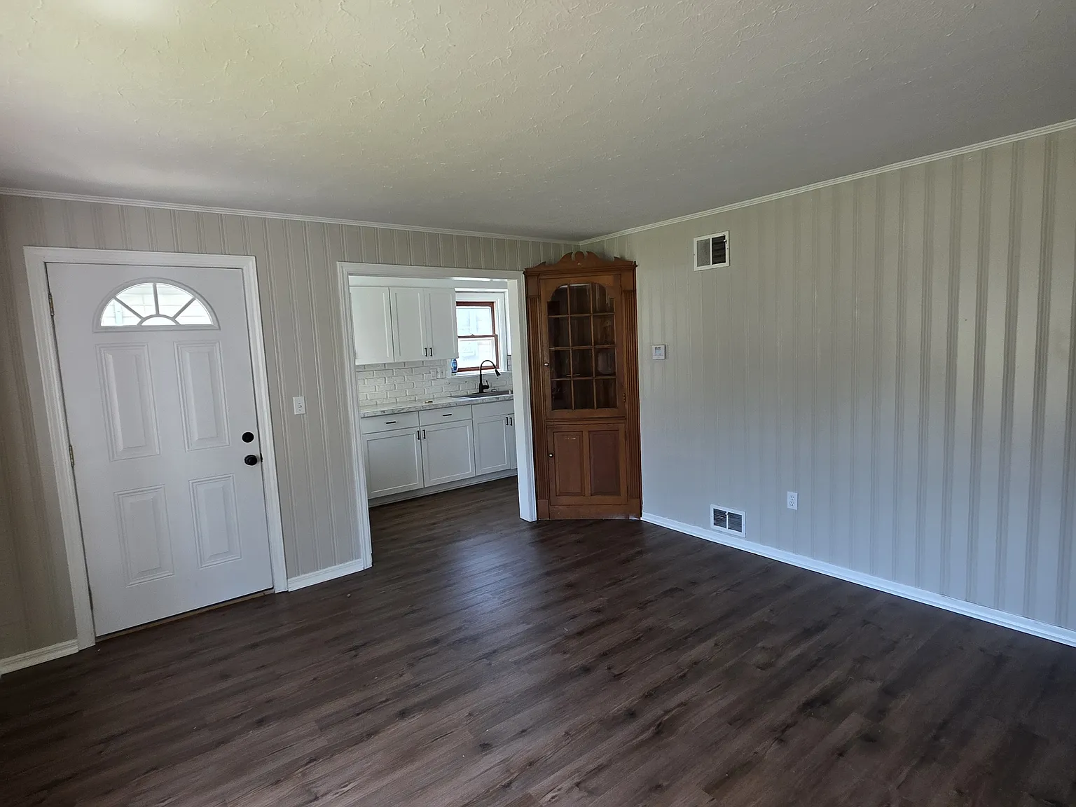 3 bed, 1.5 bath, 1349 sqft, $2,199 — Photo 3