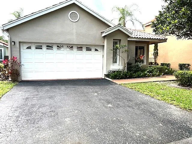 4 bed, 2.0 bath, 1704 sqft, $3,800 — Photo 1