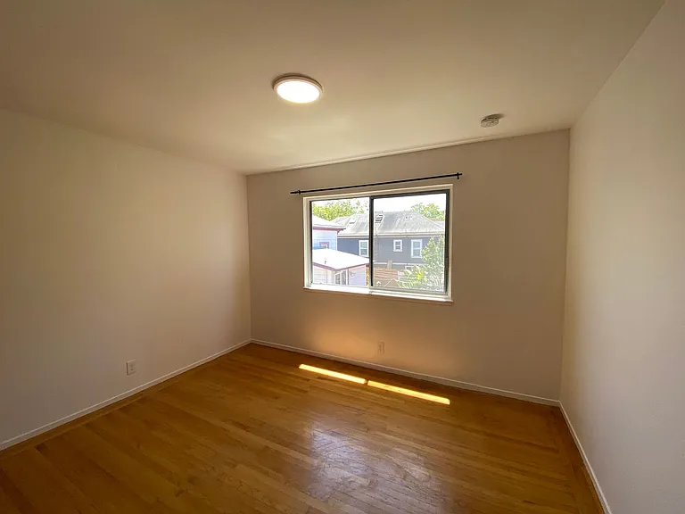 1642 Harmon St — Photo 10