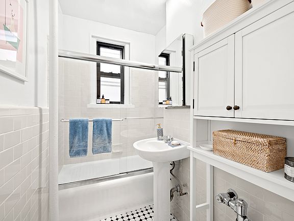 5th image of 110 W 69th St APT 3D