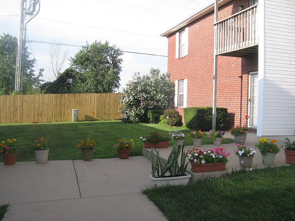 2nd image of 704 W Warren Ave