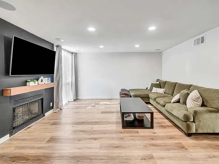10231 Independence Ave — Photo 4