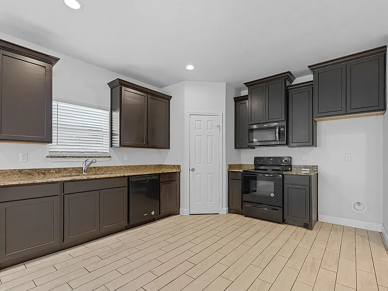 2911 Marshall St — Photo 4