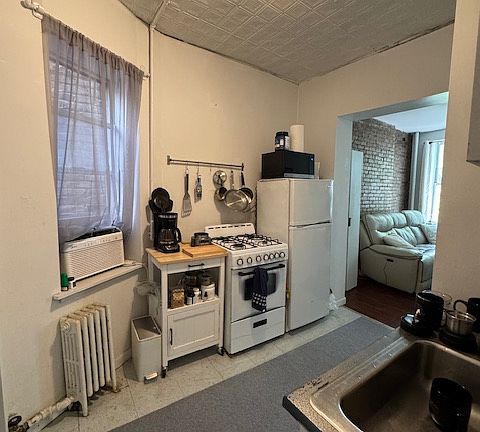 4th image of 14 Morton St APT 10