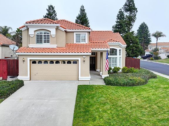 2nd image of 385 Sun Valley Way