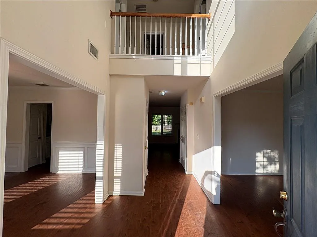4 bed, 2.5 bath, 2344 sqft, $2,500 — Photo 2