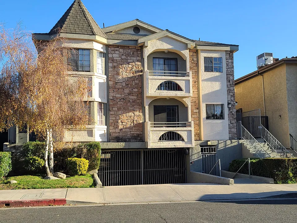302 E Elmwood Ave #C