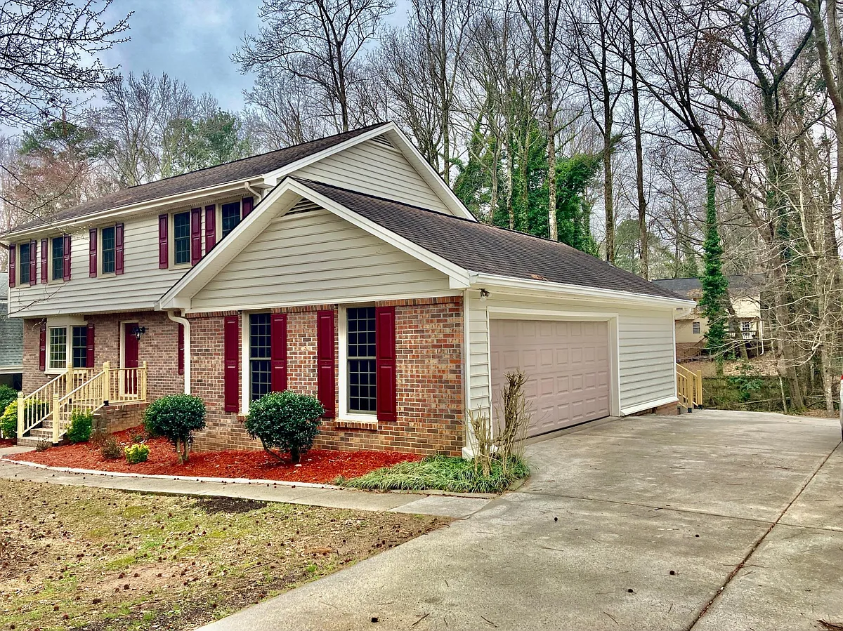 Front - 2343 Prince Howard Way
