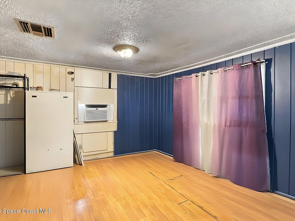 3rd image of 1233 Holmes St