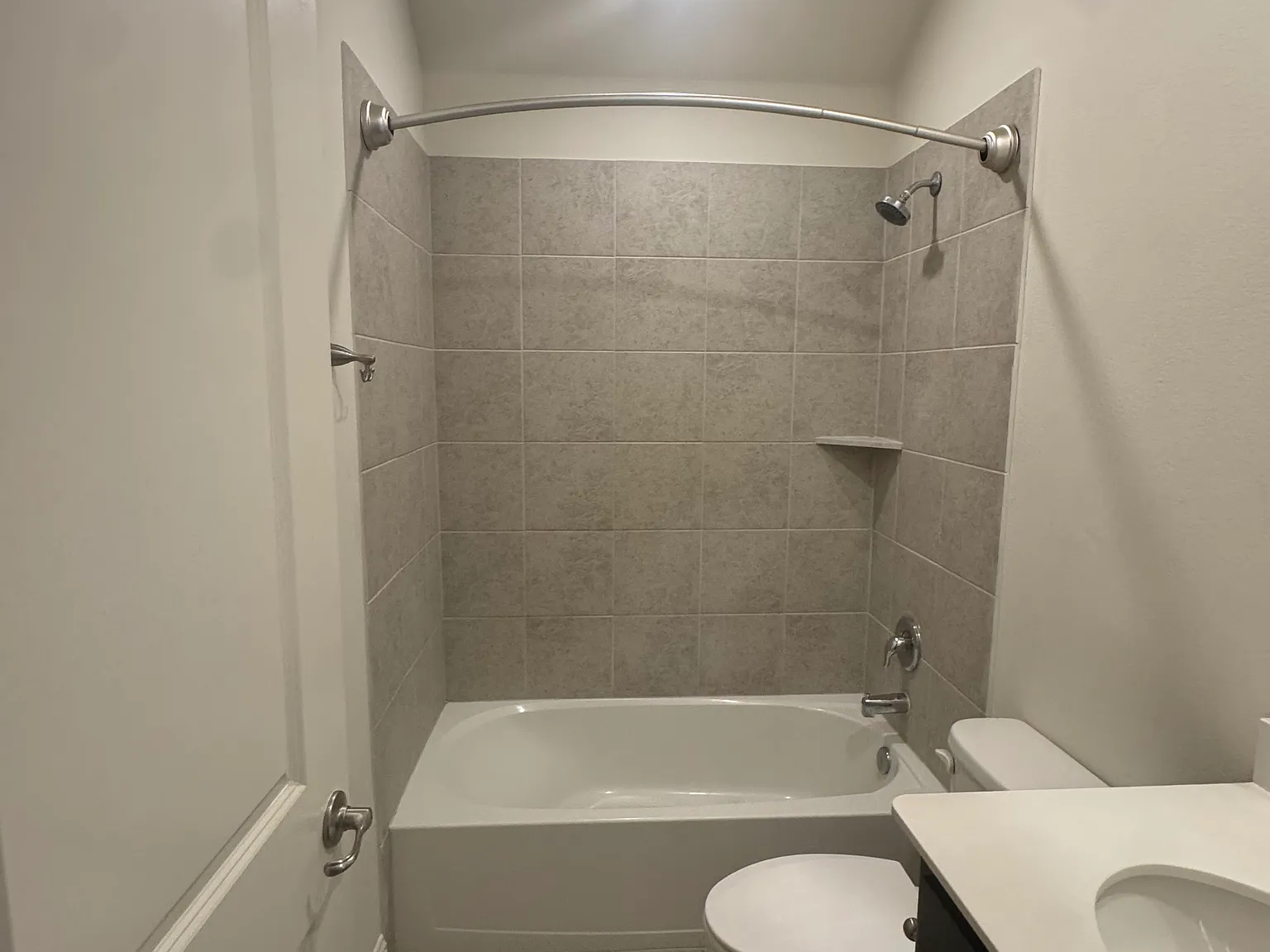 4 bed, 2284 sqft, $2,900 — Photo 4