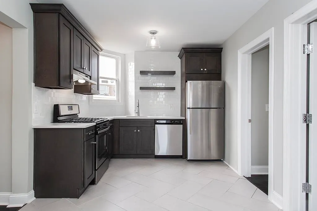 3 bed, 1.0 bath, 975 sqft, $2,900 — Photo 2