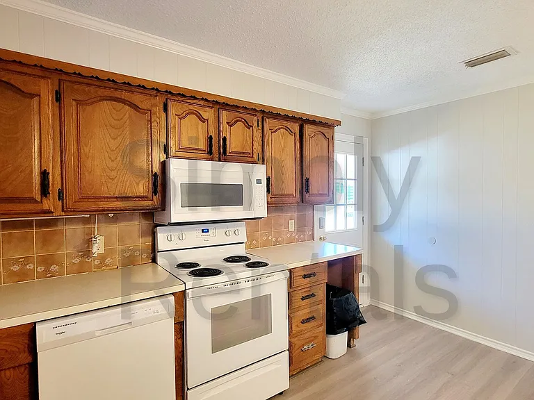 105 Windsor St — Photo 7