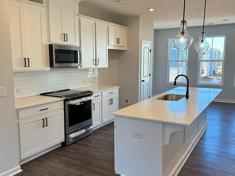 813 Cameron Trl — Photo 4