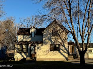 104 Mountain St W, Cavalier, ND 58220