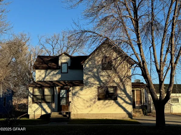 104 Mountain St W, Cavalier, ND 58220