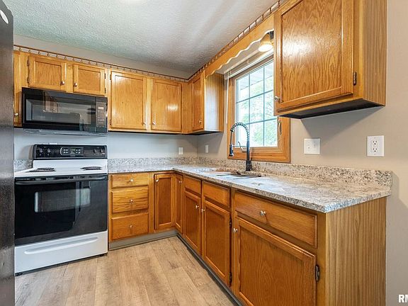 5th image of 1016 Calvin St