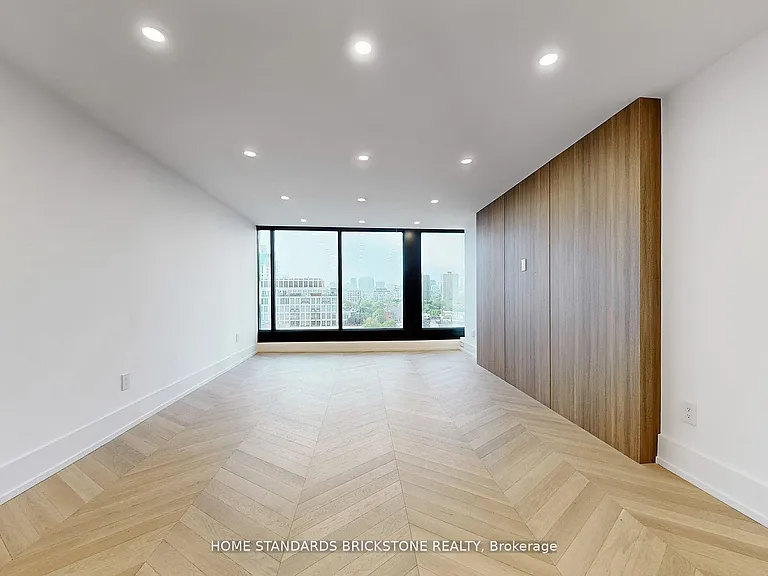 110 Bloor St W #1009 — Photo 17