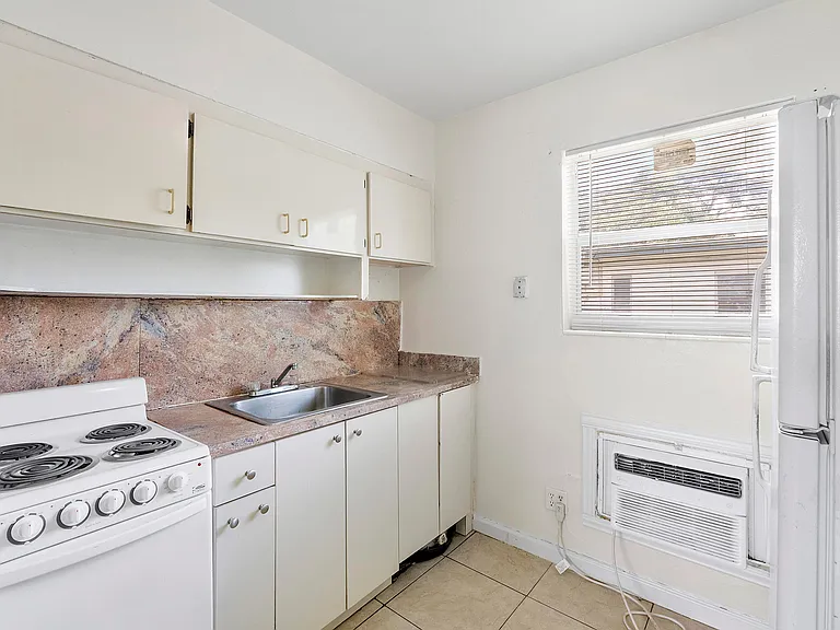 515 NE 150th St #3 — Photo 5