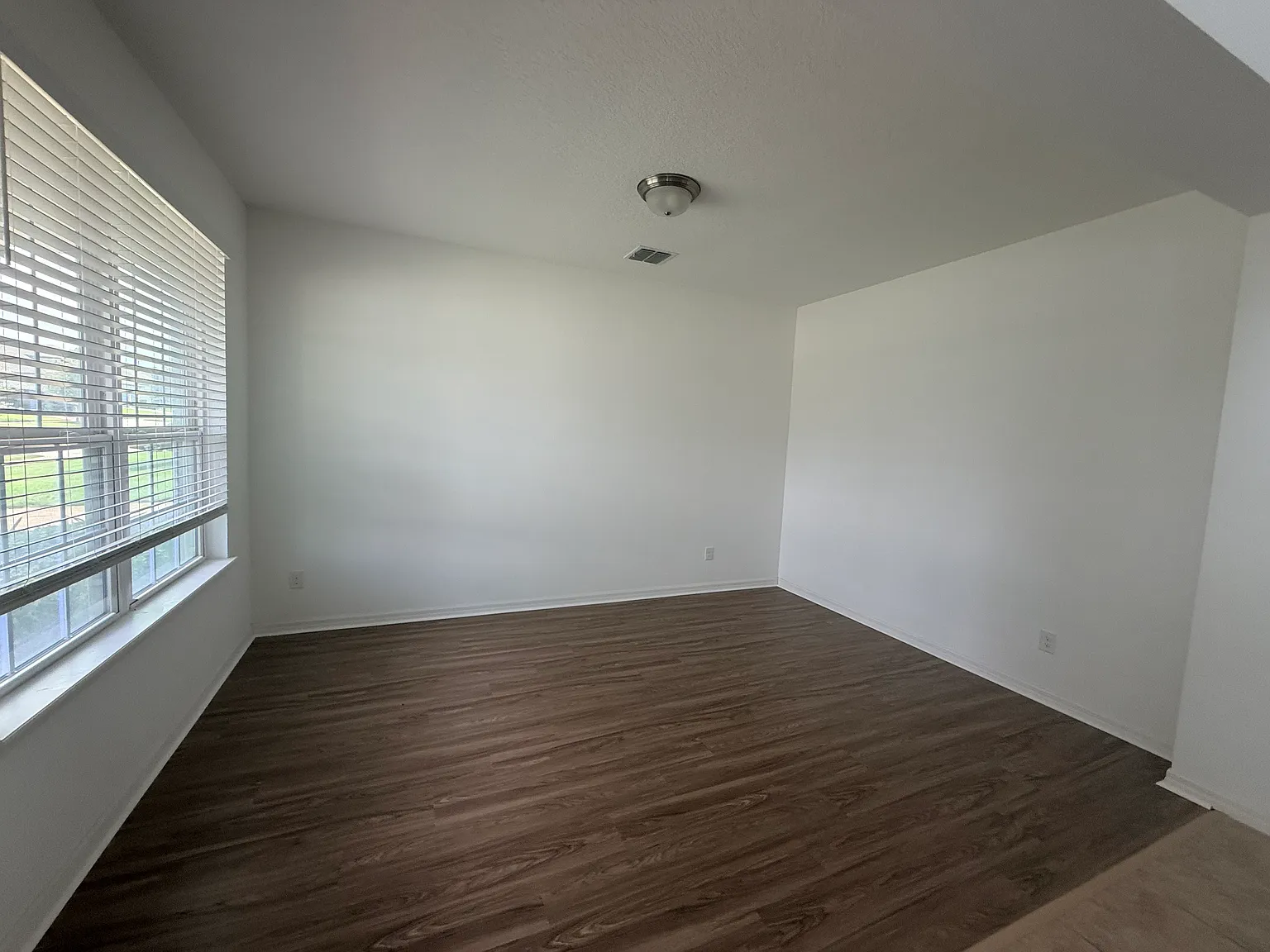 6 bed, 4258 sqft, $3,900 — Photo 3