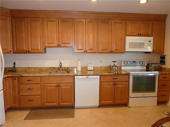 2nd image of 17 Somerset Dr APT 12H