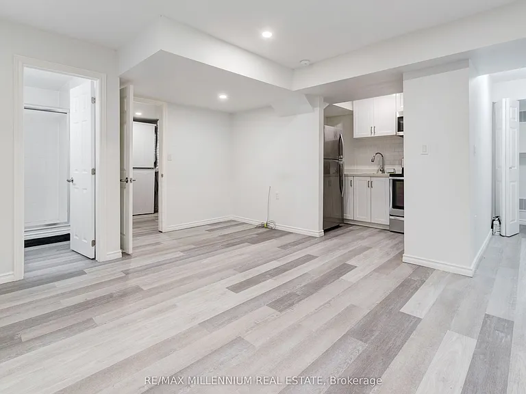 481 Bessborough Dr — Photo 18