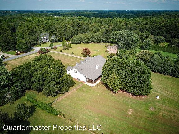3rd image of 28 Bateswood Dr