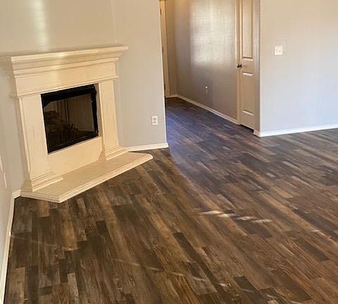 Living rm w/fireplace
