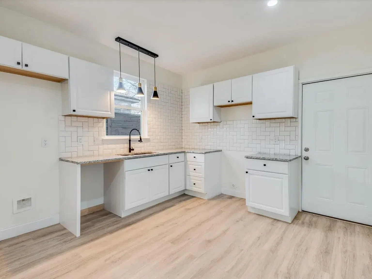 3 bed, 2.0 bath, 2616 sqft, $2,200 — Photo 4