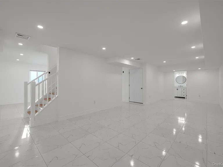 1 Manhasset Ave #B — Photo 22