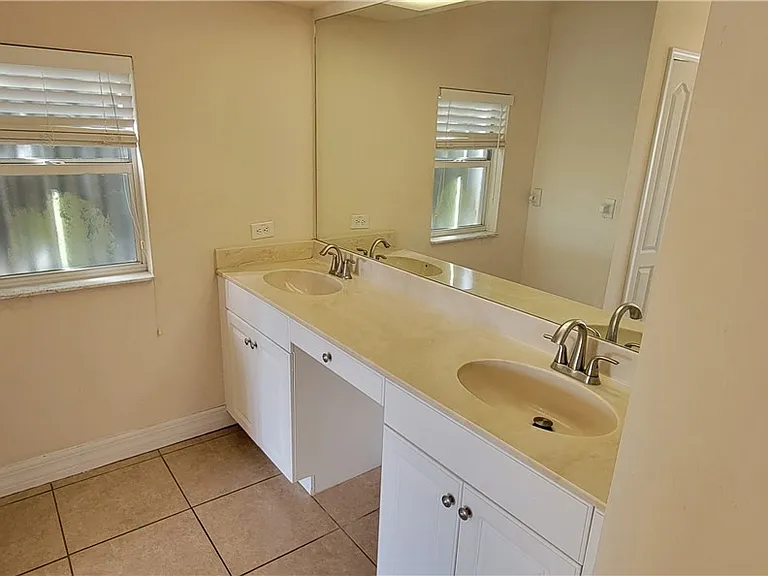 902 SW 21st Ln — Photo 14