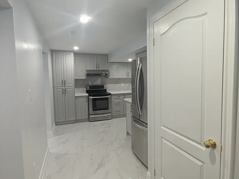 51 Britannia Ave E — Photo 11