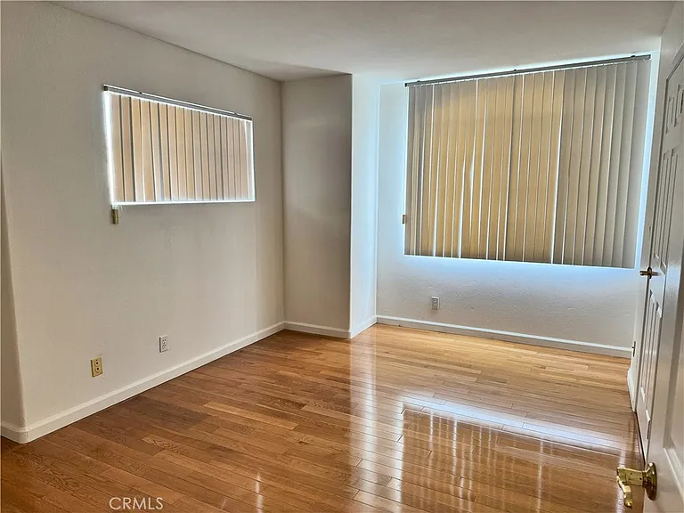 18319 Hart St #3 — Photo 11