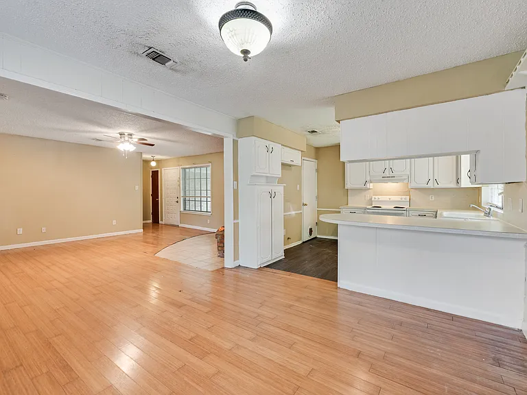 512 E Willow Ln — Photo 16
