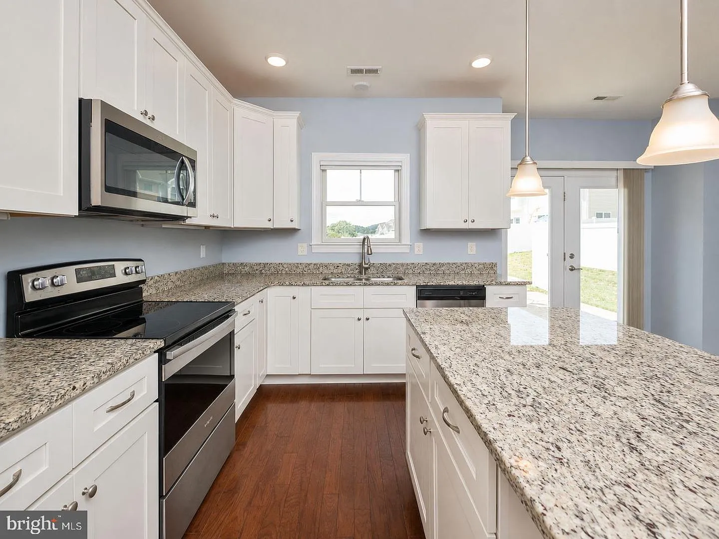 3 bed, 2.5 bath, 2076 sqft, $1,900 — Photo 2